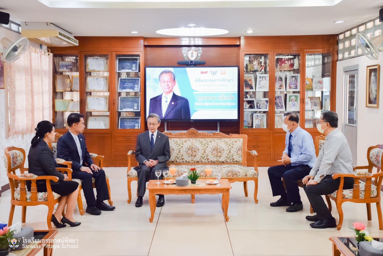 ท่านชวน หลีกภัย อดีตนายกรัฐมนตรีและอดีตประธานรัฐสภา มอบทุนการศึกษาให้กับนักศึกษาสถาบันเทคโนโลยีแห่งสุวรรณภูมิ